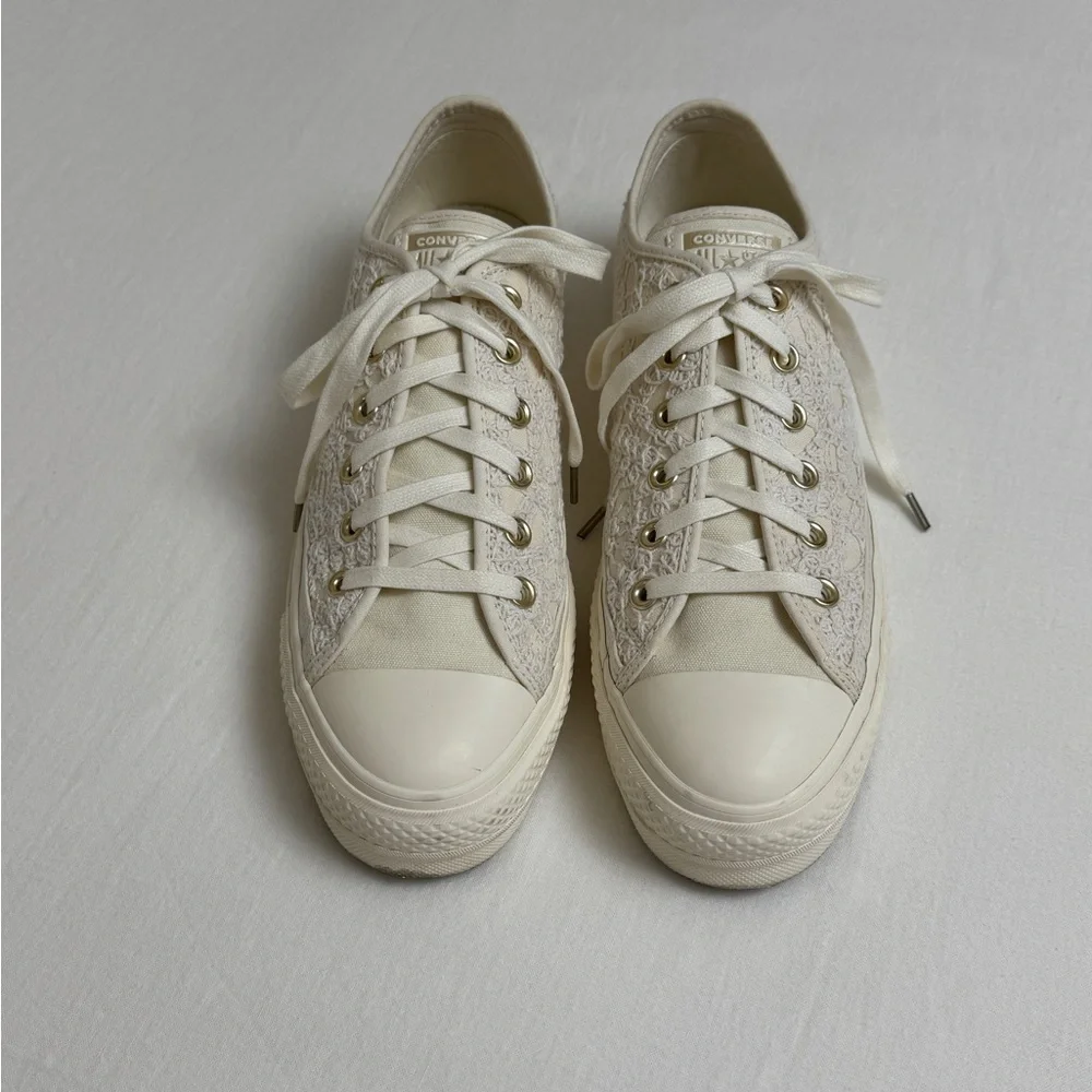 Converse Platform Low Tops In Off White Ivory Size 10 Boho Floral Embroidered